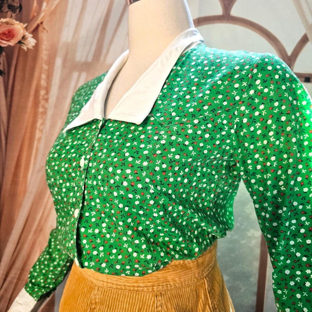 Vintage 1970s Blouse Top Shirt Bright Kelly Green Floral Calico White Collar